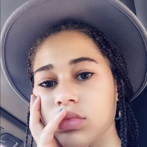 Meet your Posher, Simone